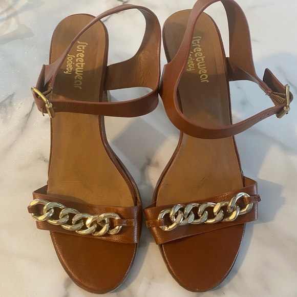 Two pairs of size 9 heels gold details - Picture 2 of 9